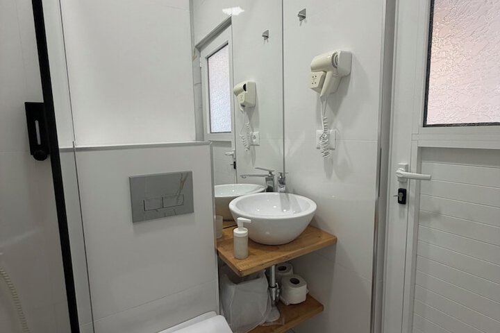 Room 32 of 34