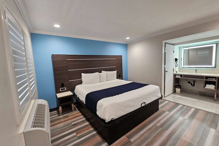 1 King Bed (12 of 21)