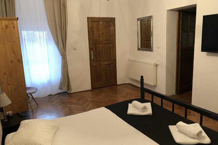 Room 10 of 32