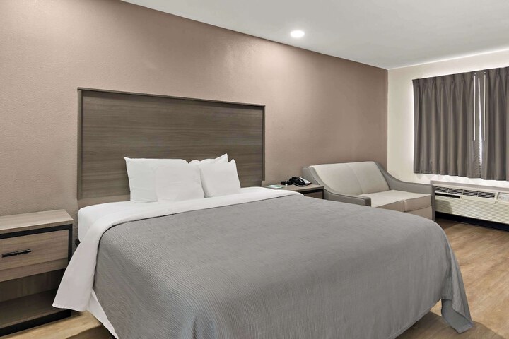 1 King Bed (16 of 19)
