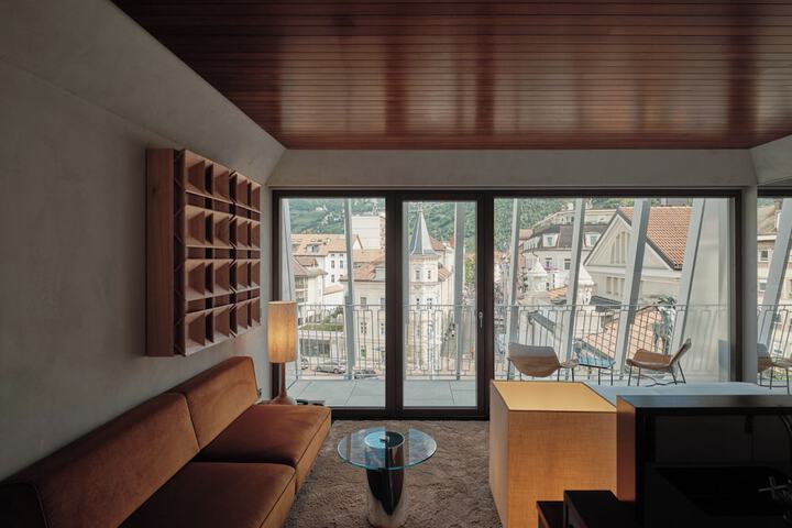 Room 10 of 42