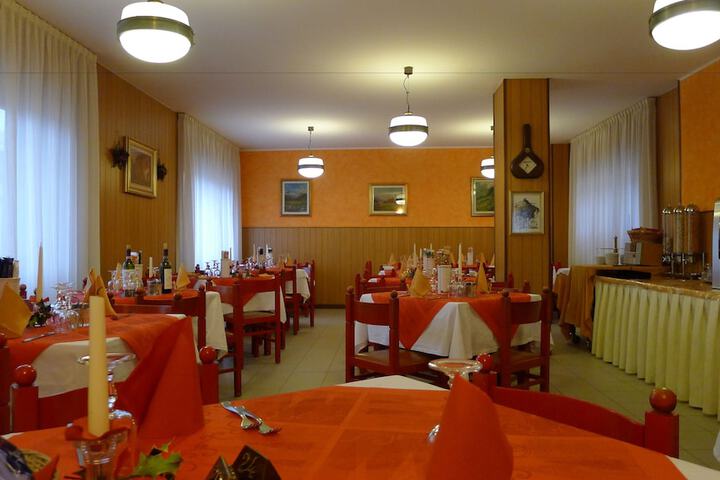 Dining 21 of 33