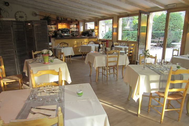 Dining 56 of 85
