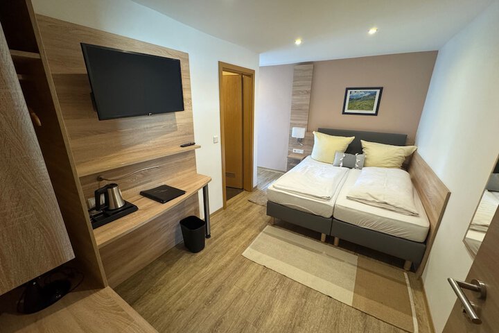 Room 6 of 9