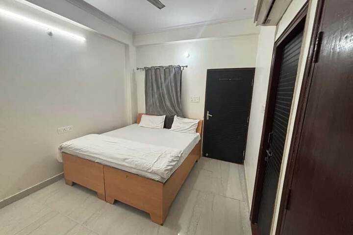 Room 8 of 16