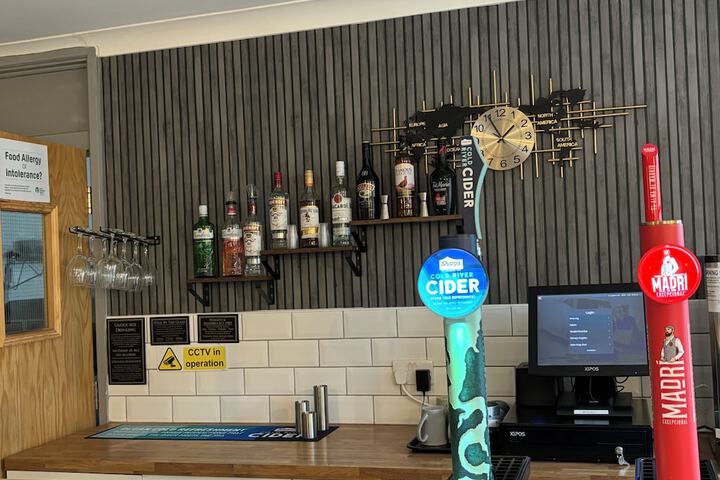 Lounge 82 of 86
