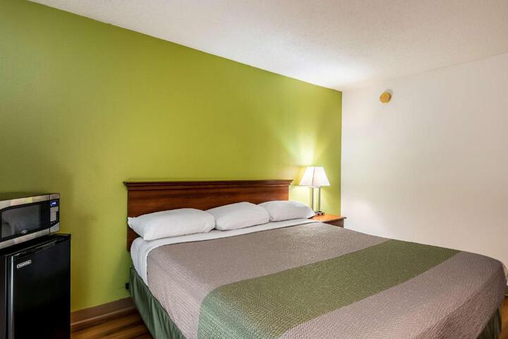 Deluxe Room 1 King Bed Accessible (10 of 12)