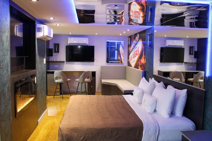 1 King Bed Suite (2 of 5)