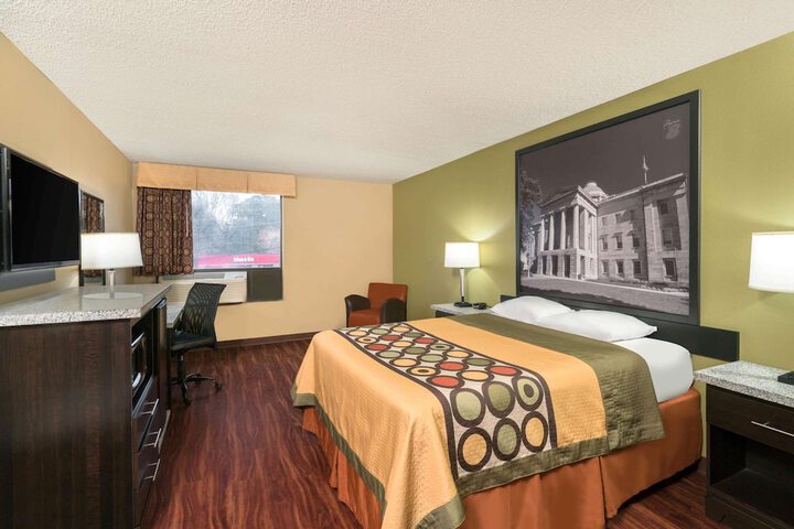 1 Queen Bed (3 of 8)