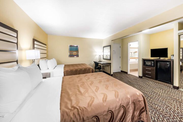 2 Queen Beds (1 of 7)