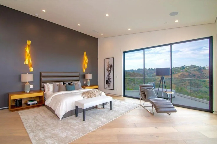 Room 4 of 25