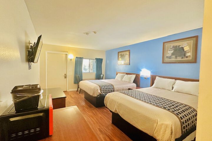 1 Queen Bed (21 of 24)