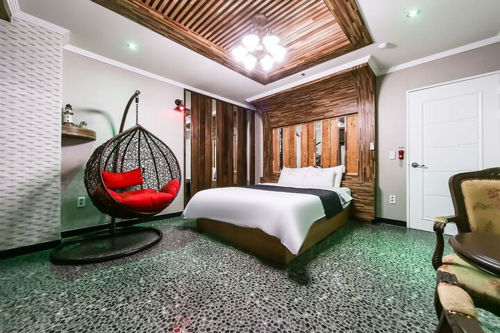 Room 47 of 80