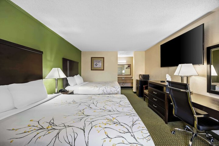 2 Double Beds (3 of 8)