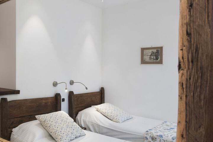 Room 8 of 48