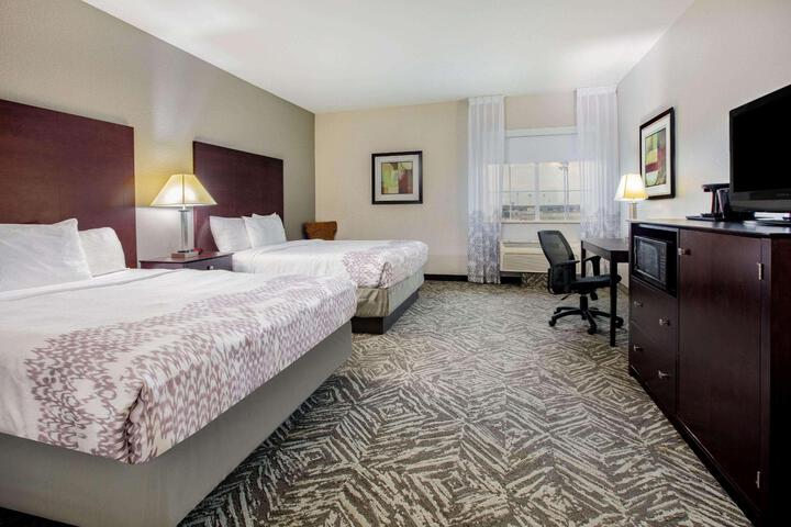 2 Queen Beds (5 of 8)