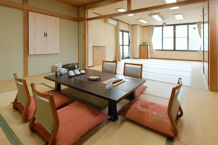 Room 12 of 83