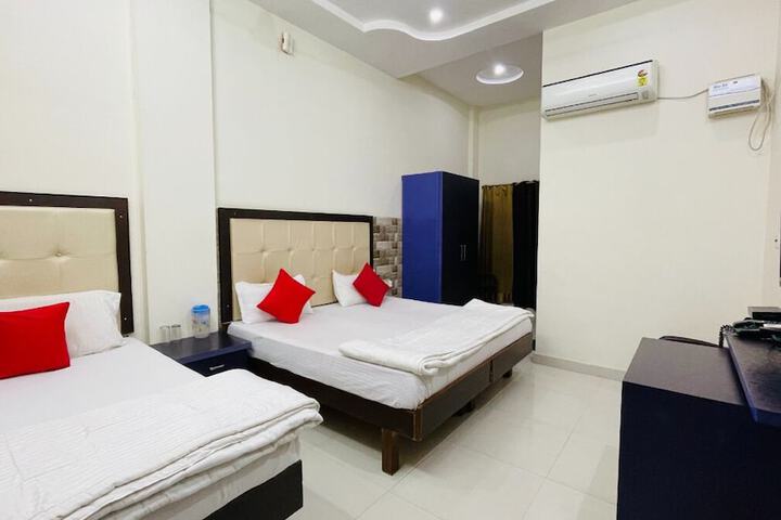 Room 5 of 9