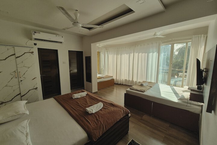 Room 13 of 36