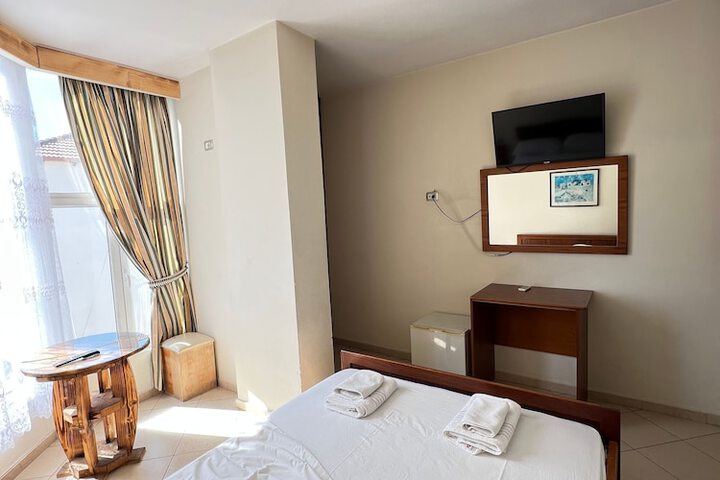 Room 6 of 33