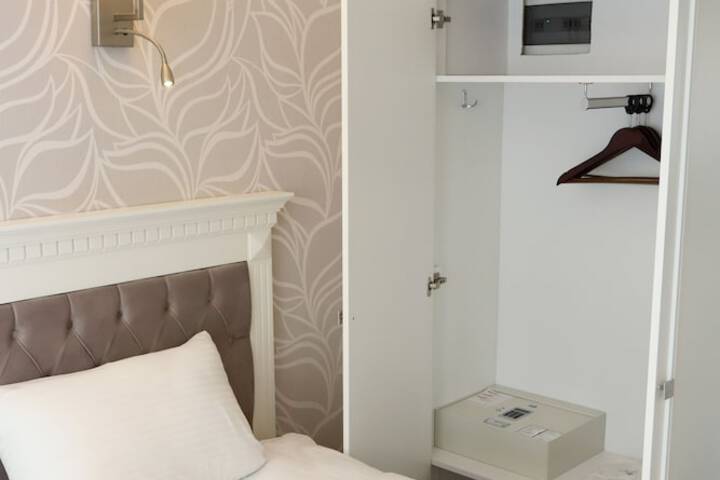 Room 15 of 28