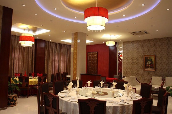 Dining 8 of 19
