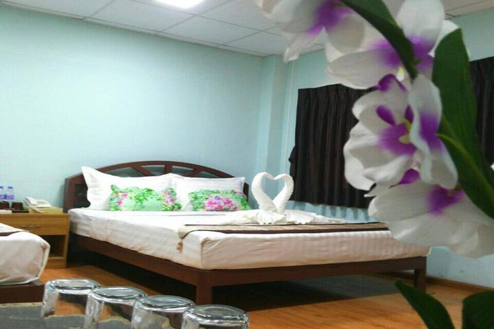 Room 4 of 8
