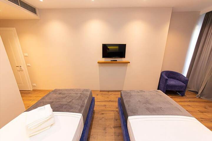 Room 9 of 34