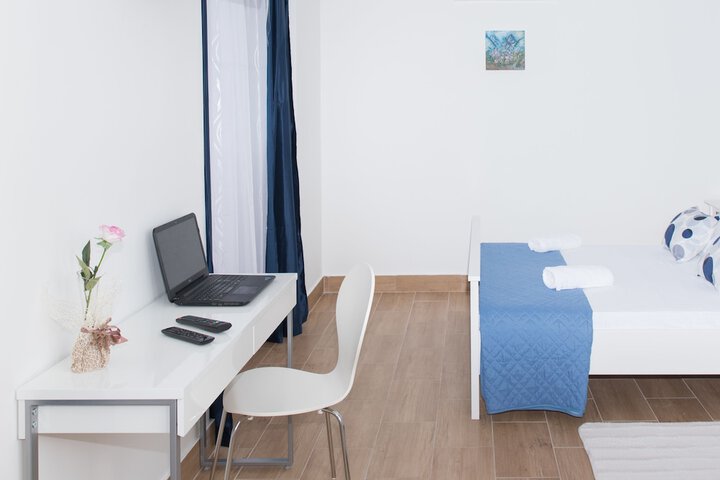 Room 7 of 18