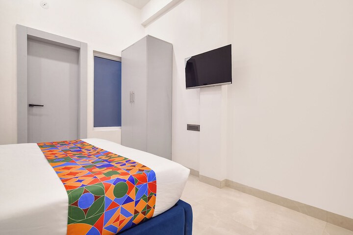 Room 11 of 28