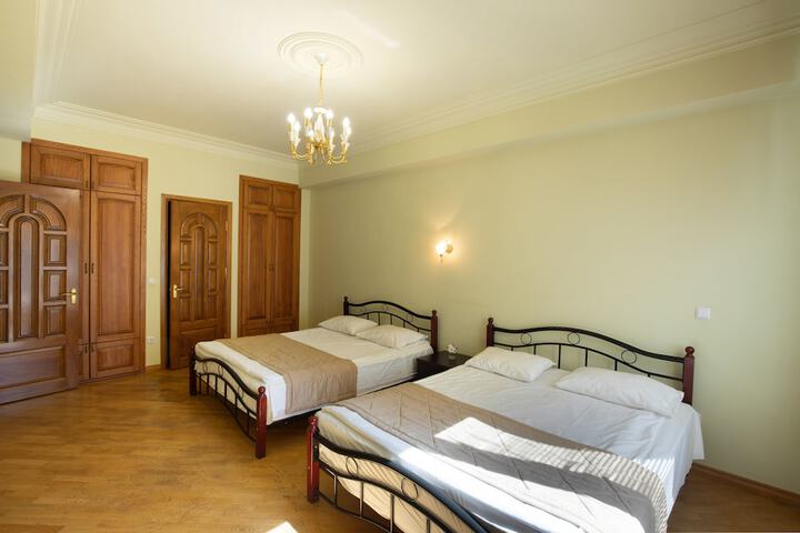 Room 25 of 85