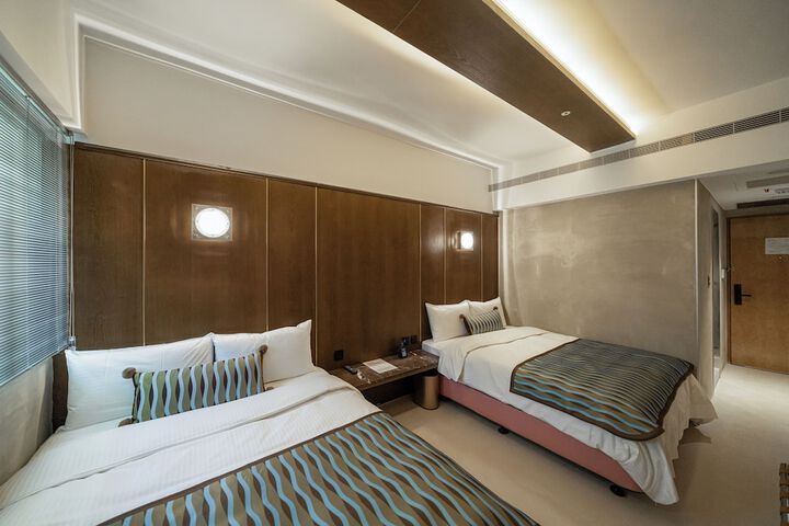 Room 93 of 199