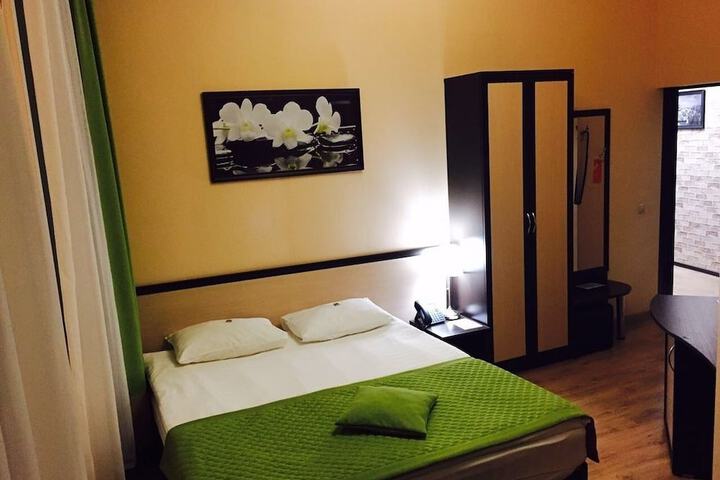 Room 8 of 127