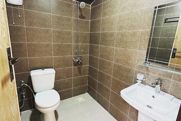 Room 5 of 8