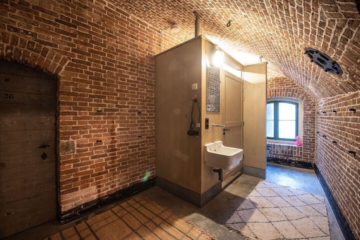 Room 100 of 120
