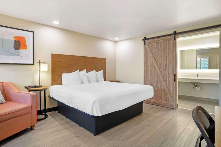 1 King Bed Microwave and Refrigerator Full Breakfast (3 of 11)