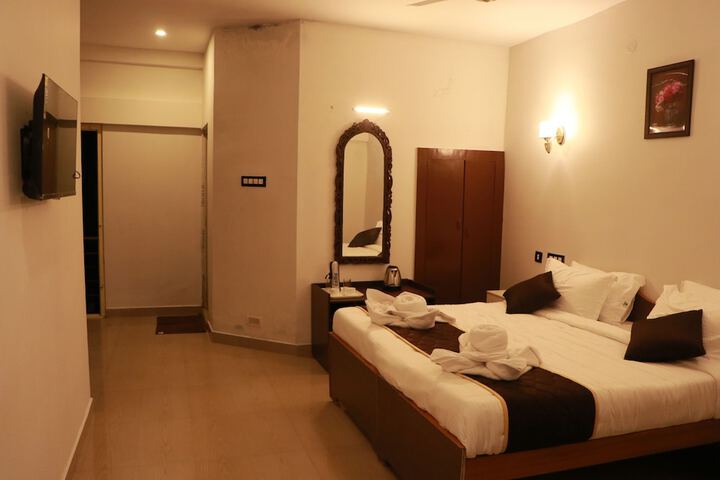 Room 5 of 16