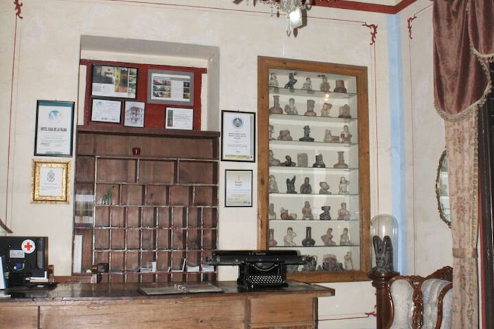 Check-in/check-out kiosk