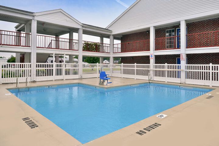 Indoor/outdoor pool