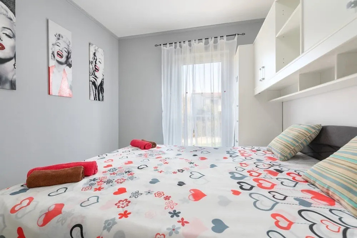 Room 5 of 16