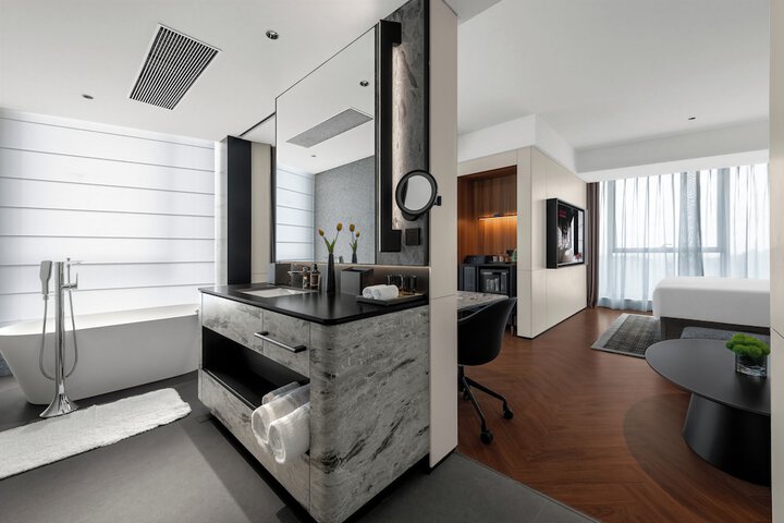 Room 13 of 82