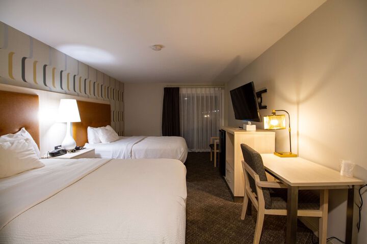 2 Queen Beds Outdoor Pool Area Desk Work Space Refrigerator, Coffee and Tea Maker Full Breakfast (1 of 20)