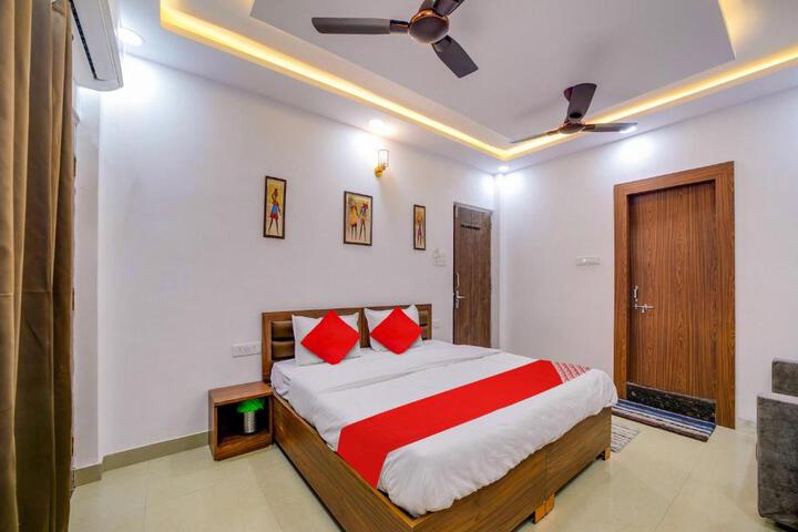 Super OYO Hotel The Raisina