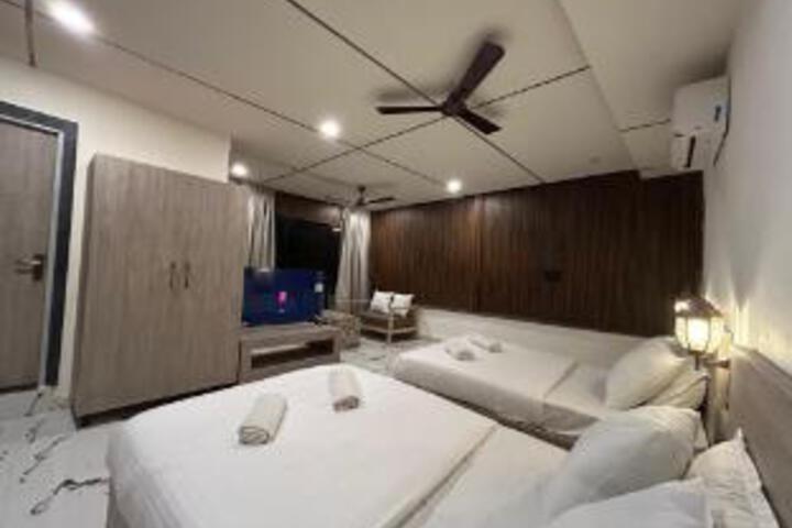 Room 15 of 16