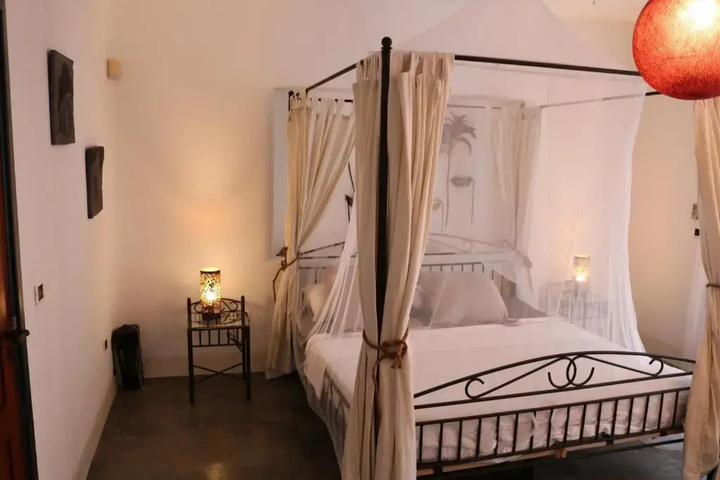 Room 4 of 20