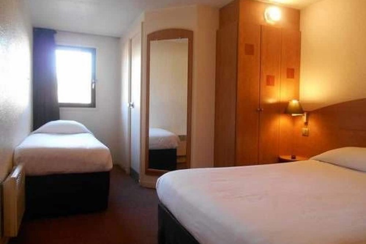 Room 8 of 16