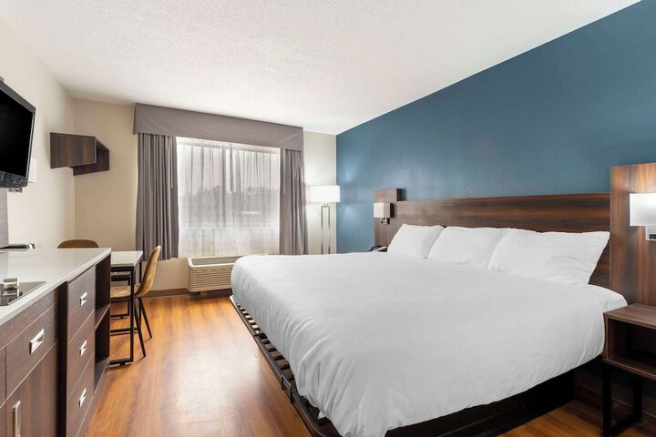 1 King Bed (16 of 17)