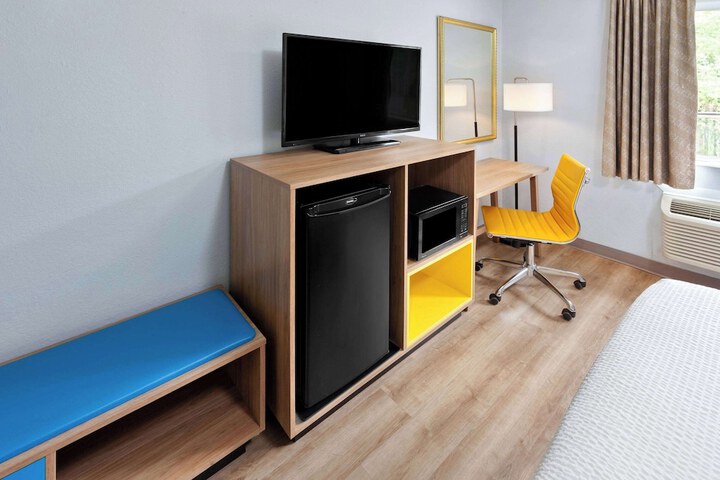 1 Queen Bed (1 of 15)