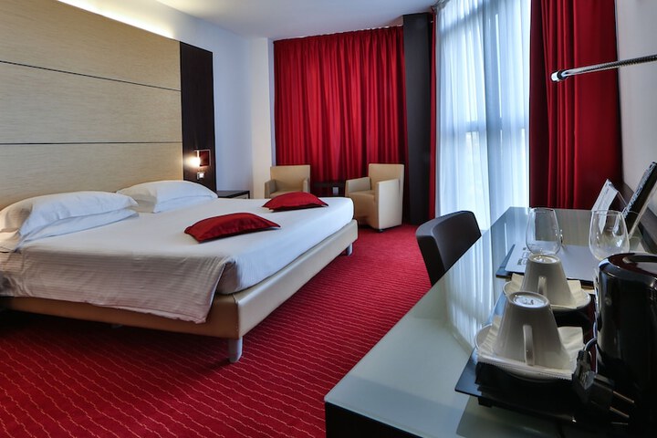 Room 12 of 76