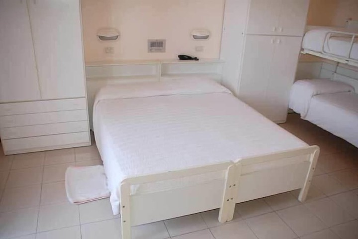Room 7 of 25